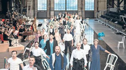 Sakral, fatal. Die fabelhaften Chorsänger von MusicAeterna begleiten Alceste in ihrer Rastlosigkeit.