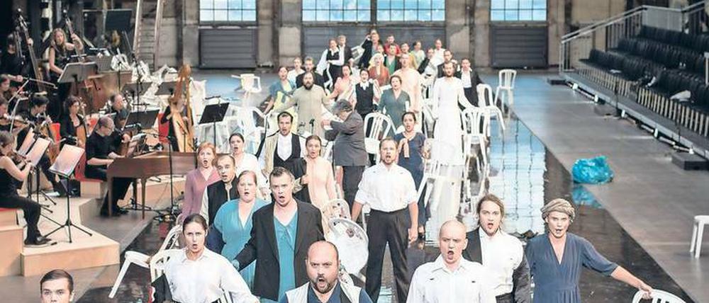 Sakral, fatal. Die fabelhaften Chorsänger von MusicAeterna begleiten Alceste in ihrer Rastlosigkeit.