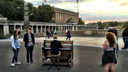 Schön war's. Gregor Blösl am Dienstag bei seinem Konzert vor der Kulisse der Alten Nationalgalerie.