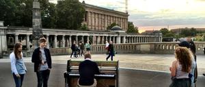Schön war's. Gregor Blösl am Dienstag bei seinem Konzert vor der Kulisse der Alten Nationalgalerie.