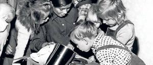 Heute, Kinder, wird’s was geben. Für die ausgehungerten Berliner, und zumal die Kleinsten unter ihnen, war der Empfang eines Care-Pakets wie Weihnachten. 