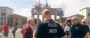 Grenzfragen. Vor dem Brandenburger Tor blieb es am Tag des Gedenkens an den Mauerbau bei verbalen Auseinandersetzungen, die Polizei musste nicht einschreiten.