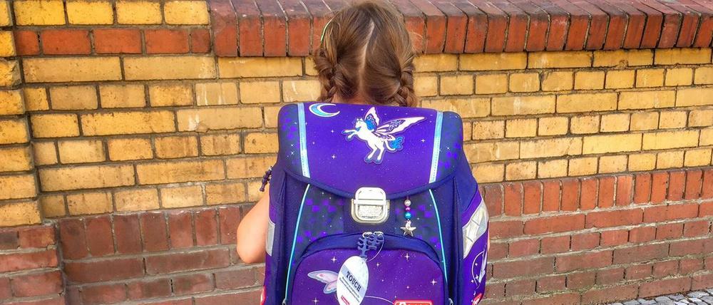 Nach einer Tortur des Auswählens und Anprobierens, hat sich das Kind für diesen Schulranzen entschieden. Die Mutter findet: Es hätte schlimmer kommen können.