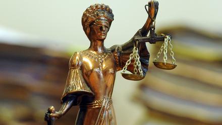 Laut Justitia. Das Gesetz klärt, in welchen Ausnahmefällen Mitarbeiter, die gehen, Anspruch auf eine Abfindung haben. 