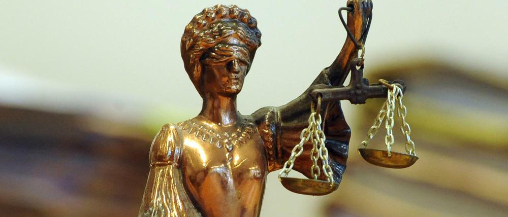 Laut Justitia. Das Gesetz klärt, in welchen Ausnahmefällen Mitarbeiter, die gehen, Anspruch auf eine Abfindung haben.