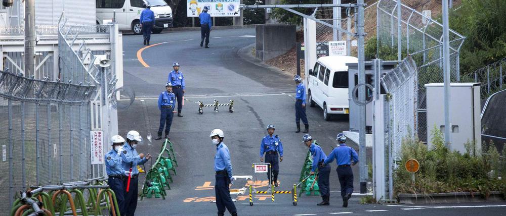 Polizisten vor einem Atomkraftwerk in Japan.