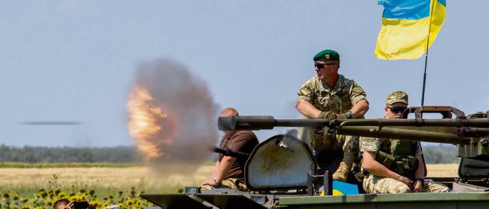 Ukrainische Soldaten bei einer Gefechtsübung in der Nähe von Mariupol in der Ost-Ukraine. 