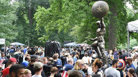Ein amerikanischer Held: Die Statue von Superheld Captain America im Prospect Park, Brooklyn, New York.