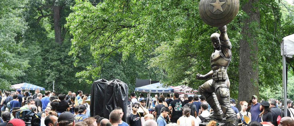 Ein amerikanischer Held: Die Statue von Superheld Captain America im Prospect Park, Brooklyn, New York.