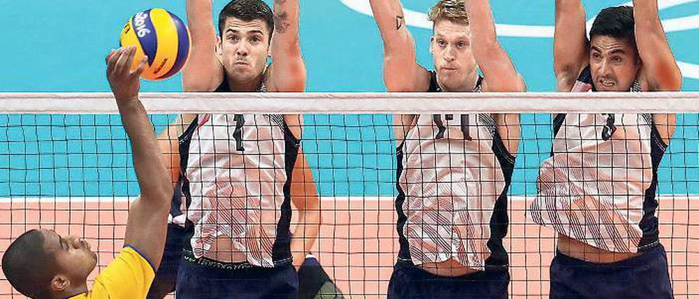 Drei gegen einen. Brasiliens Lucarelli versucht sich gegen den Block der USA durchzusetzen.