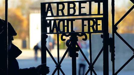 Ort des Schreckens. Eingangstor der KZ-Gedenkstätte Dachau. 