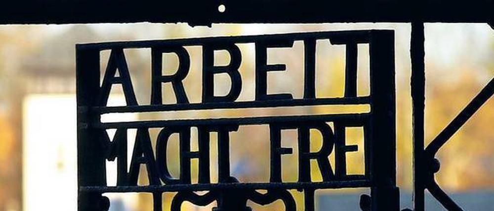 Ort des Schreckens. Eingangstor der KZ-Gedenkstätte Dachau. 