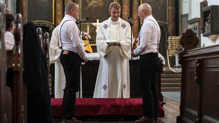Sven Kretschmer (links) und Tim Schmidt-Kretschmer bei ihrer Trauung am 12. August.2016 in der Berliner Marienkirche.