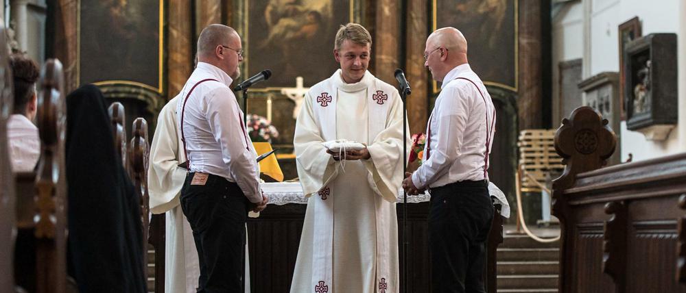 Sven Kretschmer (links) und Tim Schmidt-Kretschmer bei ihrer Trauung am 12. August.2016 in der Berliner Marienkirche.