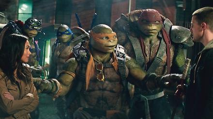 Extrem dünne Story: Eine Szene aus dem besprochenen Film mit Megan Fox als April O'Neil, Donatello, Leonardo, Michelangelo, Raphael und Stephen Amell als Casey Jones.