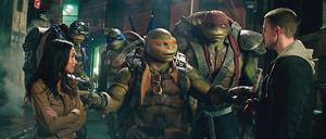 Extrem dünne Story: Eine Szene aus dem besprochenen Film mit Megan Fox als April O'Neil, Donatello, Leonardo, Michelangelo, Raphael und Stephen Amell als Casey Jones.