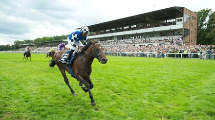 Eduardo Pedroza auf Protectionist gewinnt in Hoppegarten.