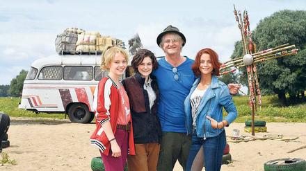 Lina Larissa Strahl (Bibi), Lea van Acken (Adea), Regisseur Detlev Buck und Lisa-Marie Koroll (Tina, von links) drehen unter anderem in der Prignitz „Bibi &amp; Tina – Tohuwabohu Total“. 