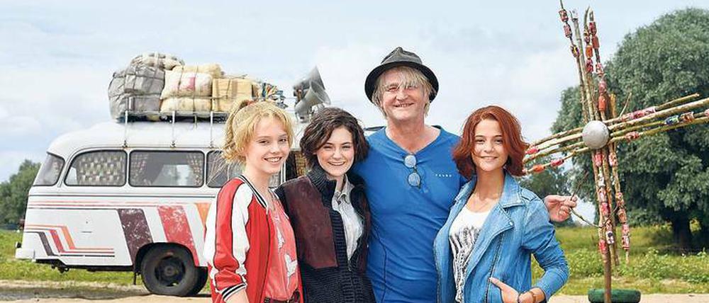 Lina Larissa Strahl (Bibi), Lea van Acken (Adea), Regisseur Detlev Buck und Lisa-Marie Koroll (Tina, von links) drehen unter anderem in der Prignitz „Bibi &amp; Tina – Tohuwabohu Total“. 