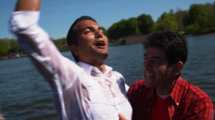 Taufe im Juni 2016 im Stadtparksee in Hamburg. Pastor Albert Babajan mit einem Flüchtling, der Christ wird.