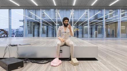 Er zitiert Martin Luther King, Einstein und Gorbatschov: Macugas "Android", hier noch in der Ausstellung in der Prada Stiftung in Mailand.