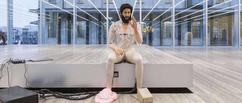 Er zitiert Martin Luther King, Einstein und Gorbatschov: Macugas "Android", hier noch in der Ausstellung in der Prada Stiftung in Mailand.