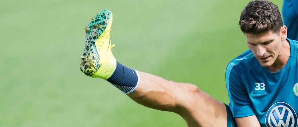 Neuzugang Mario Gomez zeigt im ersten Training schon großen Einsatz.