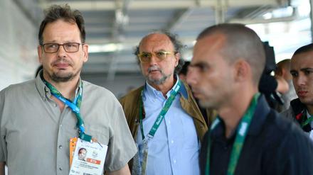 Hajo Seppelt (links) recherchiert auch in Rio de Janeiro.