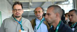 Hajo Seppelt (links) recherchiert auch in Rio de Janeiro.