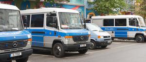 Die Berliner Grünen wollen mehr Polizisten auf den Straßen. Auch Bodycams und Videoüberwachung stehen sie offen gegenüber.