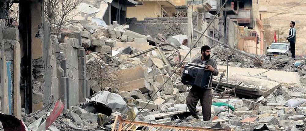 Sindschar im Irak ist zerstört. Plünderer ziehen durch die Straßen, irakische, kurdische und jesidische Milizen beanspruchen die Stadt für sich.