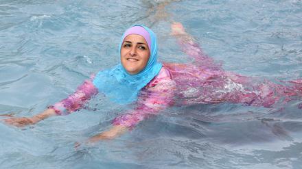 Einen Burkini zu tragen, wie hier diese junge Frau in einem Freibad in Berlin, ist in Cannes nun verboten.