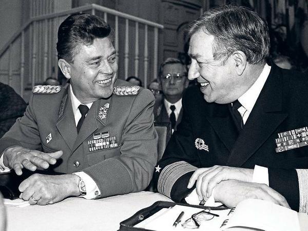 Blick nach Osten. Manfred Grätz (hier auf einer Konferenz 1990) war Vize-Verteidigungsminister der DDR. Nach der Wende wurde der NVA-Funktionär zu einer Bewährungsstrafe verurteilt.
