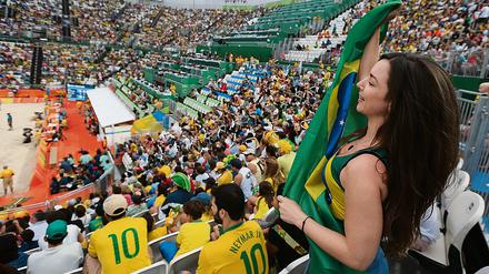 Beim Beachvolleyball pulsieren die Spiele. Doch an anderen Orten läuft der Alltag wie immer weiter - mit Drogen, Gewalt und Korruption.