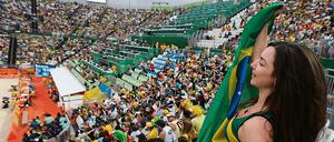 Beim Beachvolleyball pulsieren die Spiele. Doch an anderen Orten läuft der Alltag wie immer weiter - mit Drogen, Gewalt und Korruption.