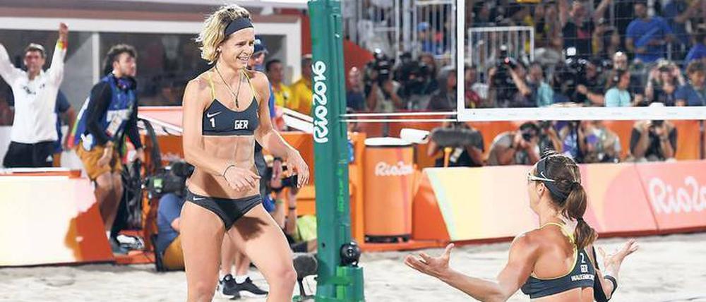 Überwältigt. Laura Ludwig (l.) und Kira Walkenhorst nach dem Matchball.