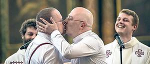 Mit Ring und Segen. Sven Kretschmer und Tim Kretschmer-Schmidt.