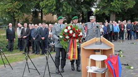 Soldaten des Wachbataillons legten mit Brigadegeneral Matz (rechts) einen Kranz nieder.