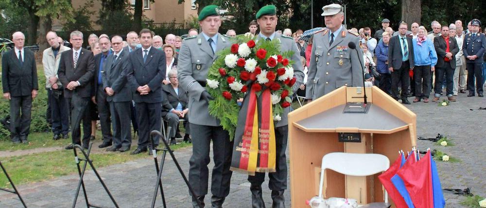 Soldaten des Wachbataillons legten mit Brigadegeneral Matz (rechts) einen Kranz nieder.