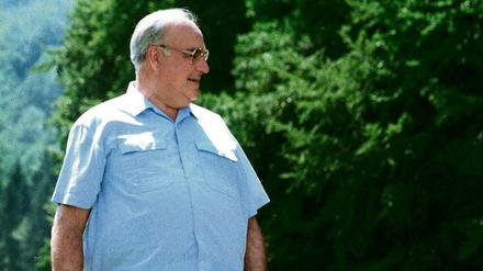 Bundeskanzler Helmut Kohl macht mit seiner Frau Hannelore, die im Wildgehege auf der Kleefeldalm das Rehkitz Maxi füttert, Urlaub in St. Gilgen am Wolfgangsee (Österreich). Einmal im Jahr verbringt der Kanzler dort seinen mehrwöchigen Sommerurlaub und erholt sich beim Wandern und Lesen. Aufnahme vom 1. August 1994.