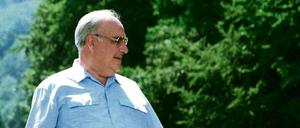 Bundeskanzler Helmut Kohl macht mit seiner Frau Hannelore, die im Wildgehege auf der Kleefeldalm das Rehkitz Maxi füttert, Urlaub in St. Gilgen am Wolfgangsee (Österreich). Einmal im Jahr verbringt der Kanzler dort seinen mehrwöchigen Sommerurlaub und erholt sich beim Wandern und Lesen. Aufnahme vom 1. August 1994.