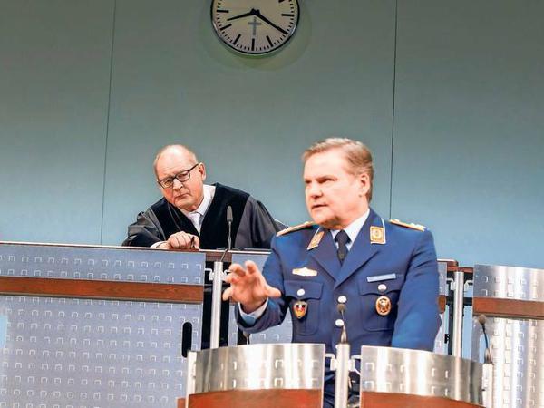 Szene aus der Dresdner Inszenierung von Schirachs „Terror“ – mit Klaußner in der Rolle des Richters und Tom Quaas als Zeuge.