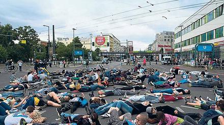 Reizthema. Der geplante Ausbau der Autobahn A 100 in die östlichen Bezirke ist umstritten. Kürzlich demonstrierten Gegner des Vorhabens mit vollem Körpereinsatz auf der Frankfurter Allee.