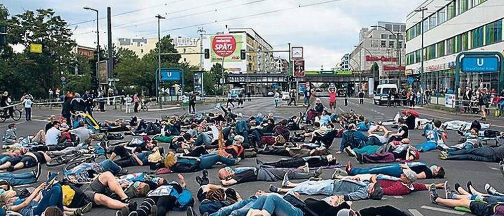 Reizthema. Der geplante Ausbau der Autobahn A 100 in die östlichen Bezirke ist umstritten. Kürzlich demonstrierten Gegner des Vorhabens mit vollem Körpereinsatz auf der Frankfurter Allee.