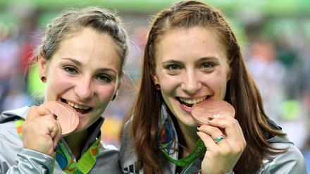 Wieder Edelmetall: Miriam Welte (r.) und Kristina Vogel freuen sich über Bronze