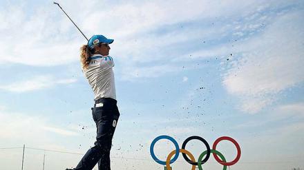 Alles grün – und blau. Die Italienerin Giulia Sergas schlägt den Ball auf dem Olympia-Golfplatz.