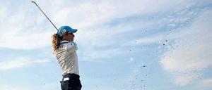 Alles grün – und blau. Die Italienerin Giulia Sergas schlägt den Ball auf dem Olympia-Golfplatz.
