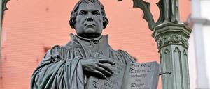 Das Lutherdenkmal in Wittenberg - samt Neues Testament.