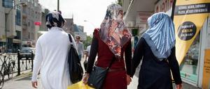 Frauen mit Kopftuch.