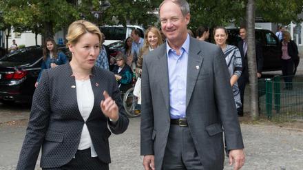 US-Botschafter John B. Emerson geht am 16.08.2016 in Berlin bei einer Erkundungstour durch Neukölln mit Bezirksbürgermeisterin Franziska Giffey (SPD) eine Straße im Rollbergviertel entlang.